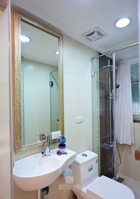 金色浴室镜设计的巧妙性