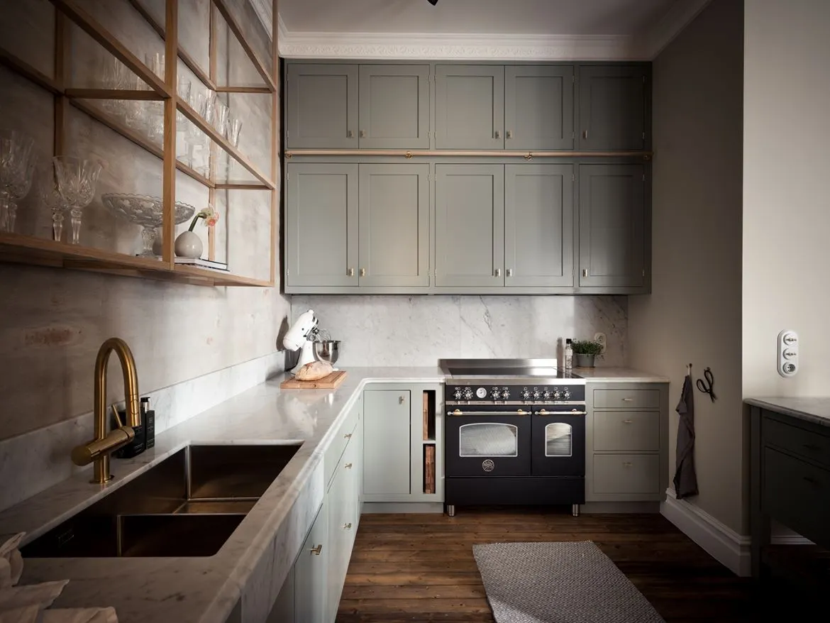12间鼠尾草绿色的厨房，给您灵感与石灰色搭配