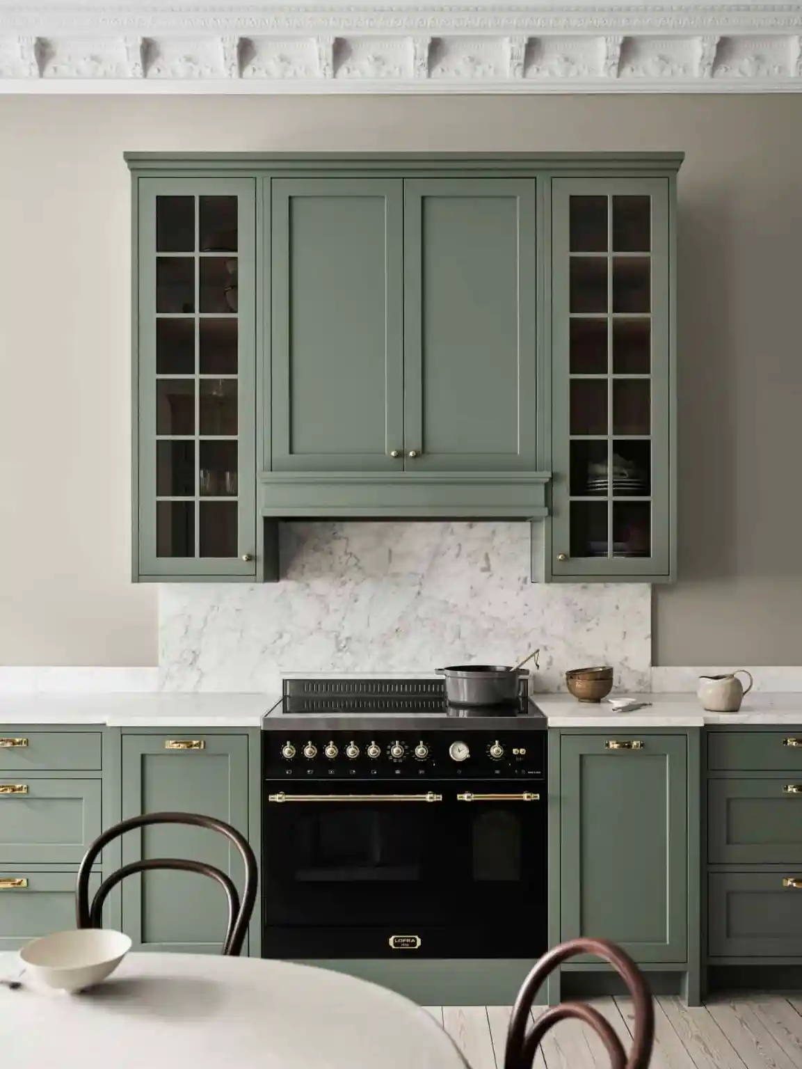 12间鼠尾草绿色的厨房，给您灵感与石灰色搭配
