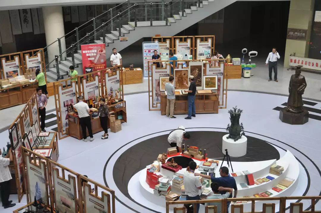 周易文化创意暨遗精品展在安阳市图书馆举办