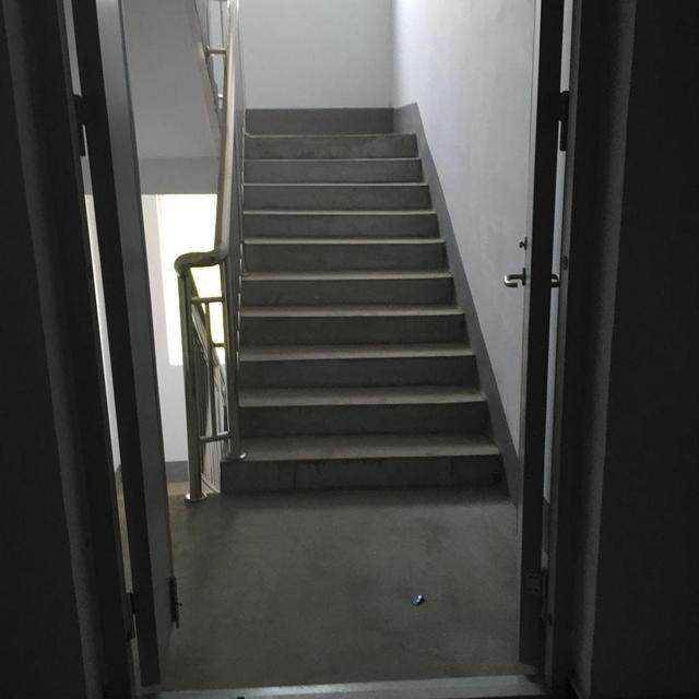 楼梯正对入户门好不好以及如何化解楼梯门风水