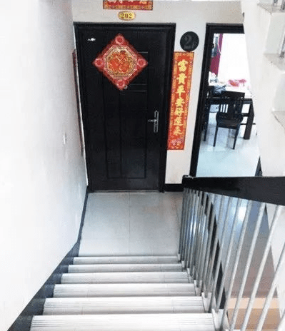 慈世堂：大门冲楼梯的两种形式，你知道吗？