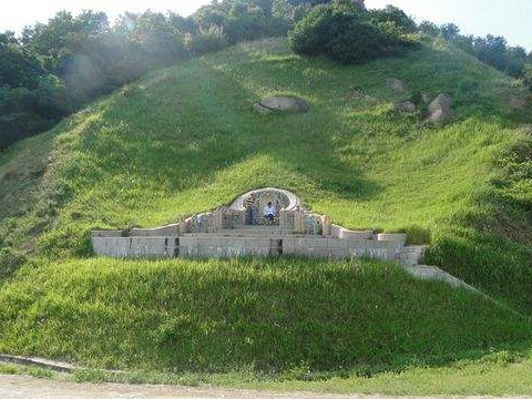 墓地风水大忌：靠近公路影响后代运势，如何选择好风水墓地？